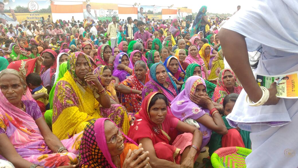 INCIndia's tweet photo. People have come out in large numbers in anticipation of Rahul Gandhi's arrival at Khat Sabha in Marihan, Mirzapur https://t.co/3UosSIadrm