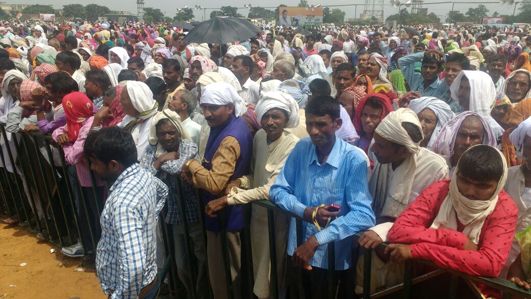 INCIndia's tweet photo. People have come out in large numbers in anticipation of Rahul Gandhi's arrival at Khat Sabha in Marihan, Mirzapur https://t.co/3UosSIadrm