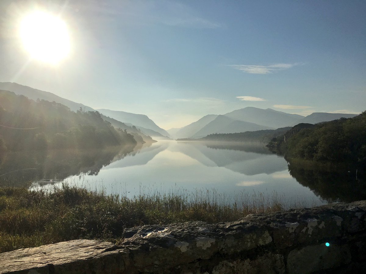 A big #WOW Wednesday to you all from a gloriously sunny #Snowdonia #Wales now folks go #getoutside #RETWEET