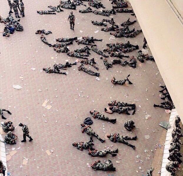 #مبروك_نجاح_موسم_الحج1437

ألقوا بأجسادهم على الأرض بعد التعب و الإرهاق 
ضحوا براحتهم مقابل راحة ضيوف الرحمن