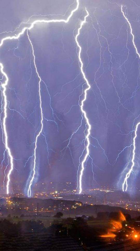 HoylandS's tweet photo. So this was all the flashing over Yorkshire last night! WoWzers #ScaryButBeautiful https://t.co/dl8MNuaJA0
