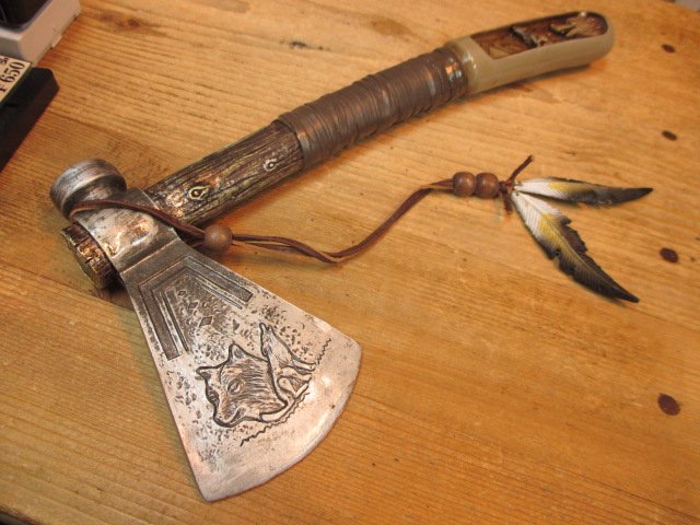 武装商店 12 00 19 30 火曜定休 Na Twitteru 再入荷 斧 樹脂製 税込 1 0 名前の通り柄から刃から羽まで紐以外丸ごとオール樹脂製 トマホーク型なのでゴブリンスレイヤーさんなら嬉々としてブン投げて使い捨てにするでしょう 本物ならの話だが T