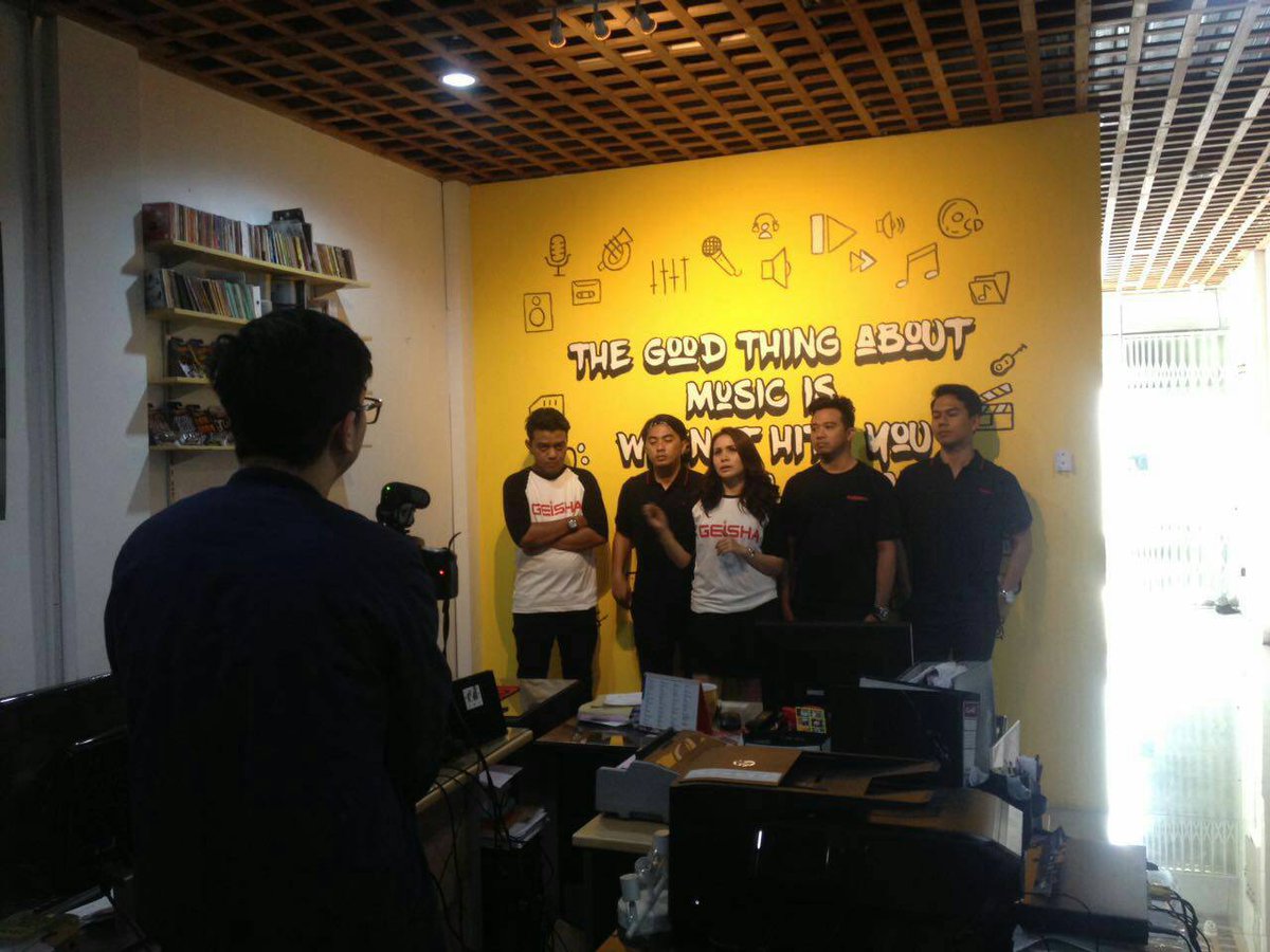 MusicaStudios's tweet photo. Kabar dari kantor Musica, ada @geishaindonesia yang lagi shooting VT untuk sebuah project. Hmmm kira-kira apa ya? https://t.co/gqk7kvFoLj