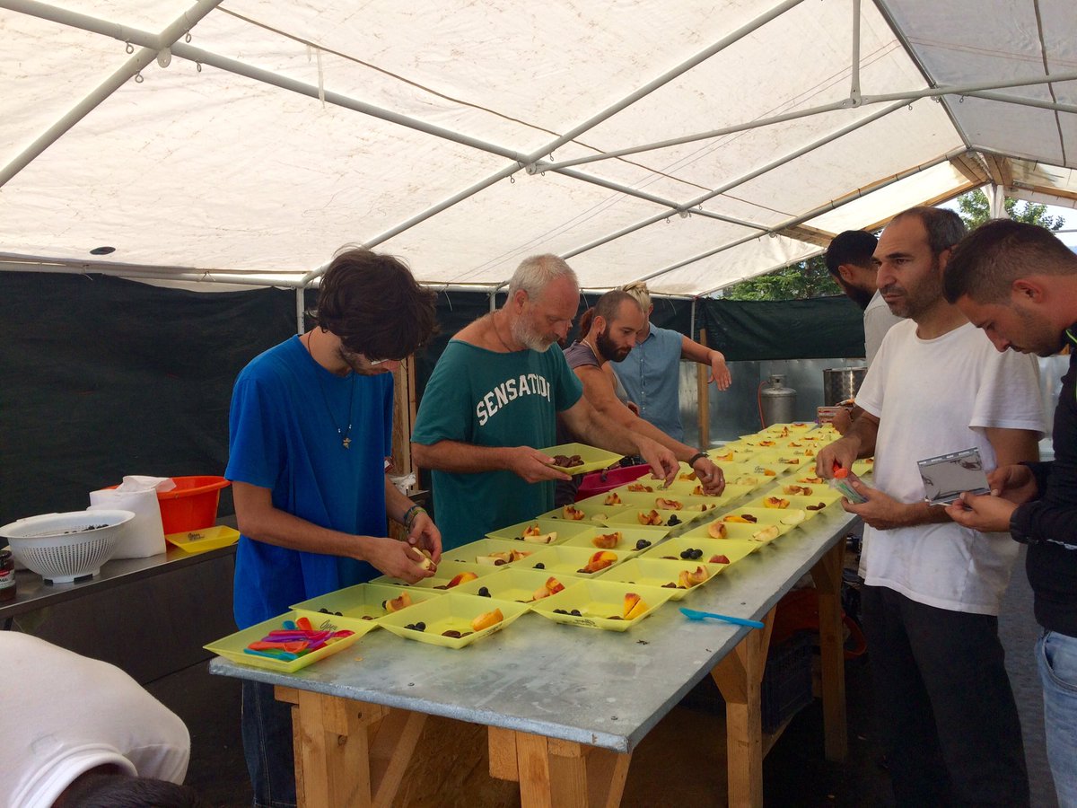 Fotomovimiento's tweet photo. Bon dia. Hoy la #EkoKitchen ha preparado desayuno para los niños y niñas de #Eko2. #RefugeesGr https://t.co/pKqVhjZ0t4