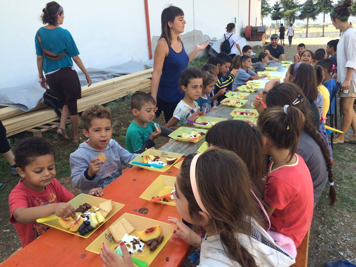 Fotomovimiento's tweet photo. Bon dia. Hoy la #EkoKitchen ha preparado desayuno para los niños y niñas de #Eko2. #RefugeesGr https://t.co/pKqVhjZ0t4