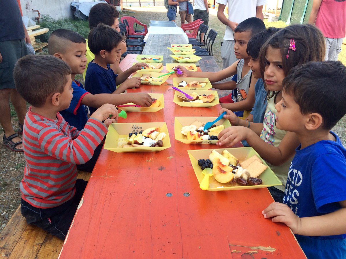Fotomovimiento's tweet photo. Bon dia. Hoy la #EkoKitchen ha preparado desayuno para los niños y niñas de #Eko2. #RefugeesGr https://t.co/pKqVhjZ0t4