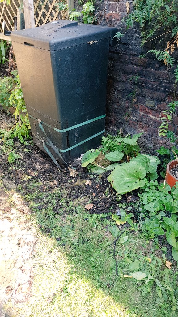 ItDoesTheJob's tweet photo. Excellent morning's work collecting #compost @HOTBINcompost #greenfingers https://t.co/hmbsyKLUNC