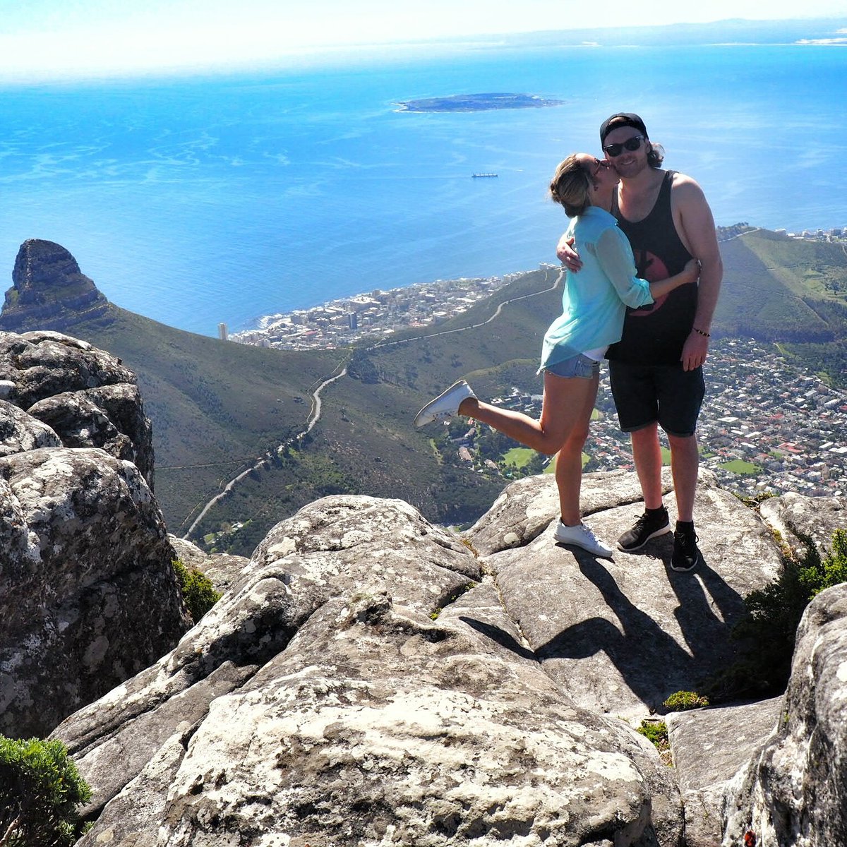 CatAKAKate's tweet photo. The view was great but the kiss was better. Great advice @DoubleTreeCPT #tablemountain worth a look. @NickyArthurPR https://t.co/hVmgkHV6C9