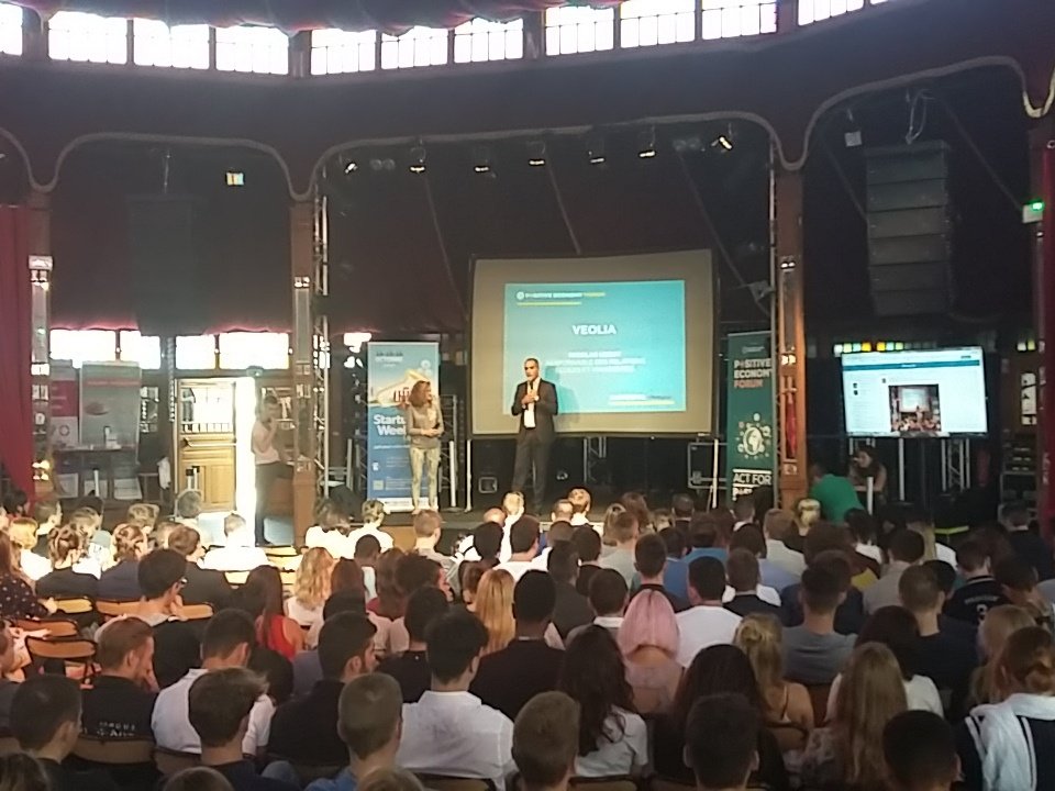PaulinePlank's tweet photo. Veolia propose aux étudiants de "ressourcer le monde"  #Noisyjob #LHFORUM2016 https://t.co/DJucmHAnZ8