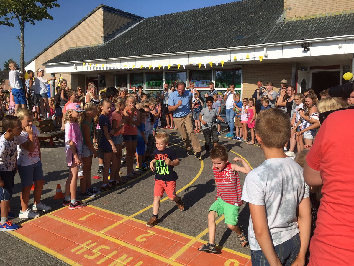 Feest in #Stiens: opening #Schoolplein14 (van <a href="/JCFoundation/">Johan Cruyff Foundation</a>) bij <a href="/detwilling/">OBS de Twilling</a> door <a href="/lutzjacobi/">Lutz Jacobi</a>! Veel plezier er mee!
