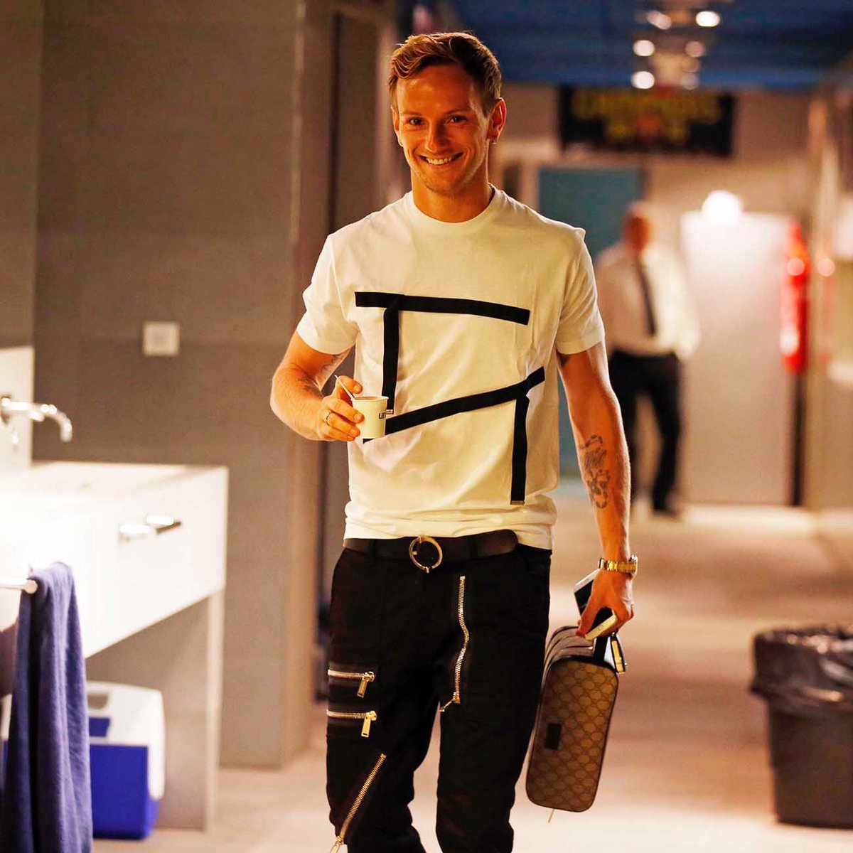 ivanrakitic's tweet photo. 😀☕️👍⚽️🙏 https://t.co/WdTXv3XkqK