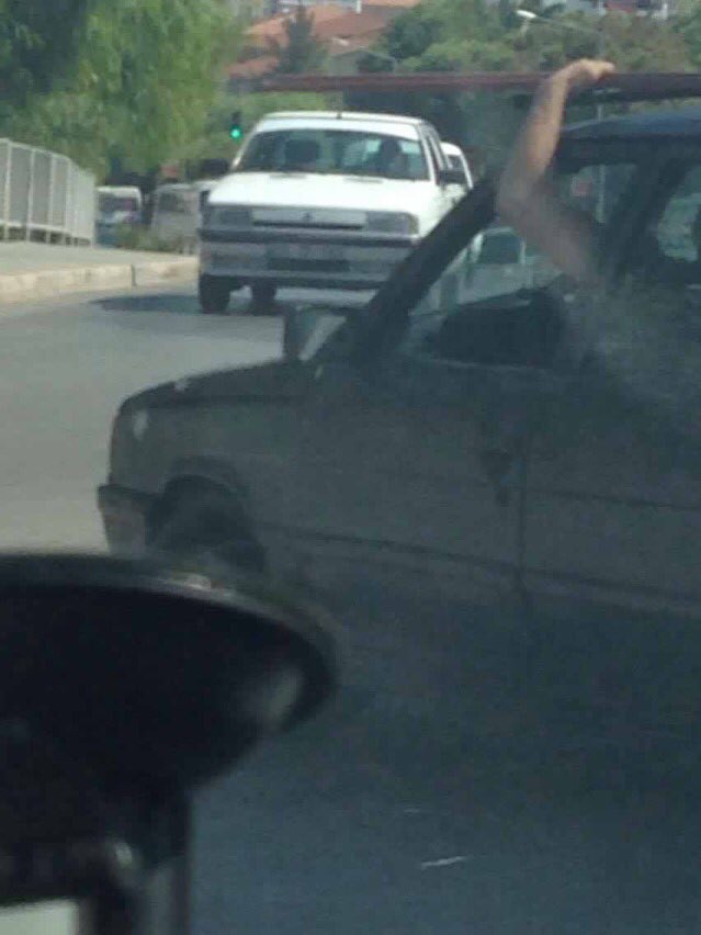 izmirdecevirme's tweet photo. Sol el demirde,sağ el direksiyon.Vitesi nasıl değiştiriyor allah kerim.4-5 km böyle gitti 👏 https://t.co/i8SmirhAqk