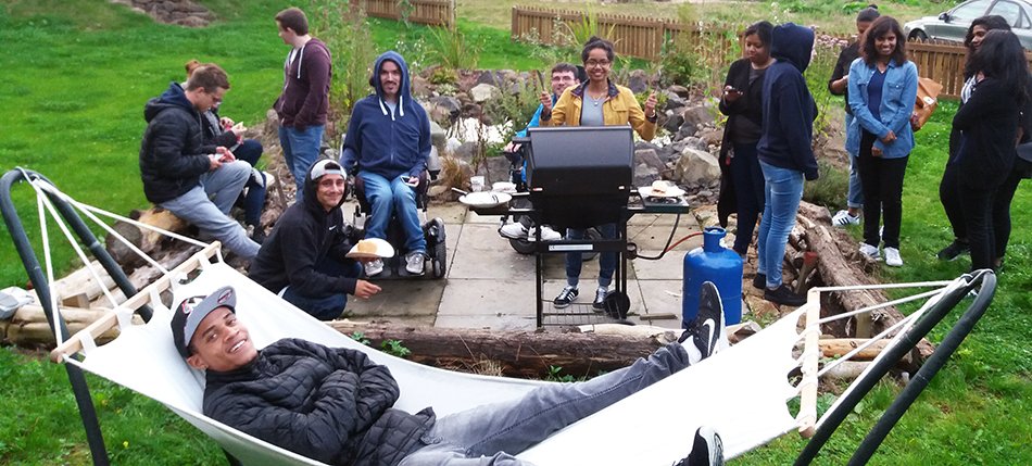 UHIPerth_'s tweet photo. New student residents enjoying #summer evening with a #BBQ @ College #Horticulture Unit! #newterm #indiansummer2016 https://t.co/ypwc24ap0q