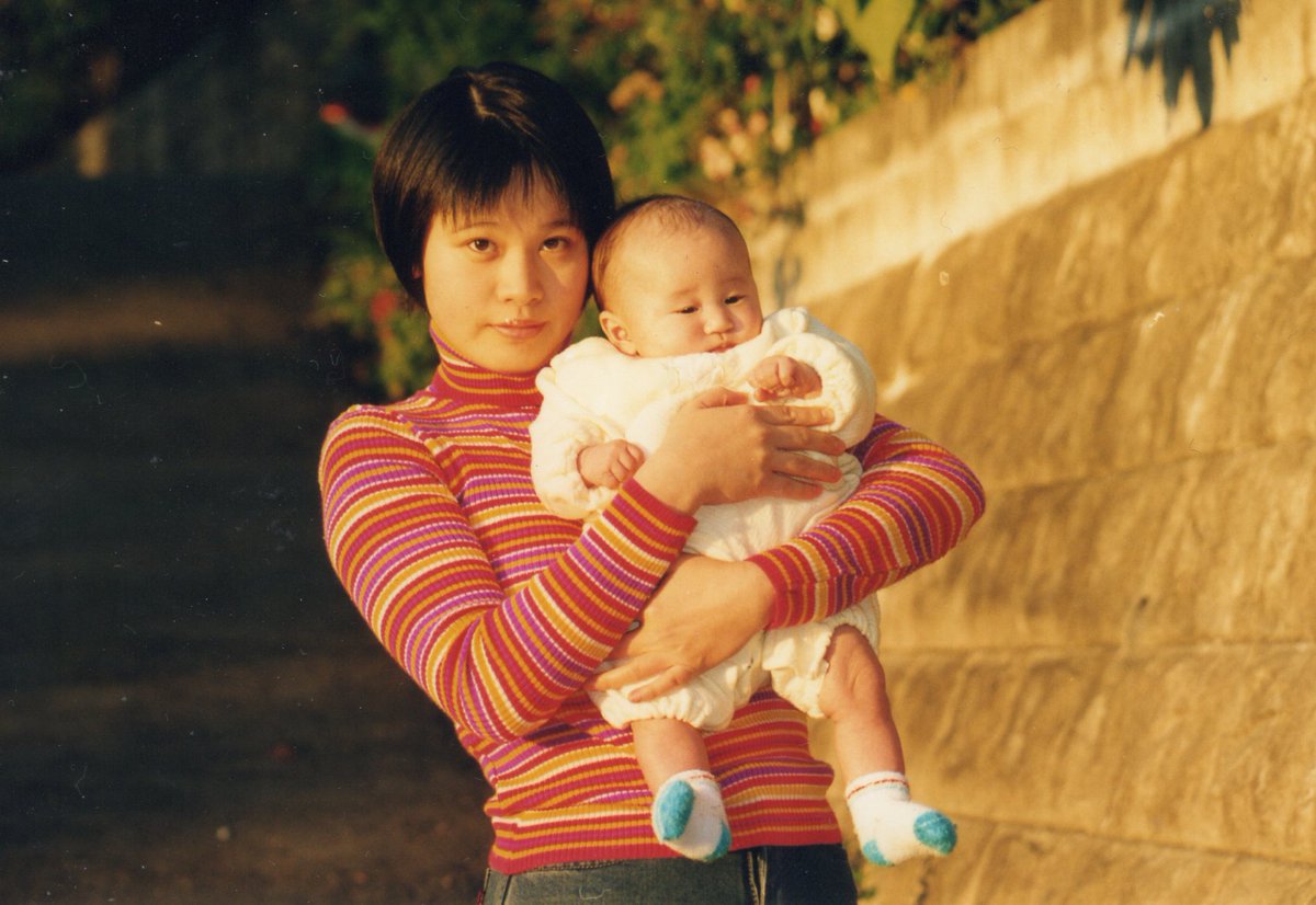 Ryuji_Masuda's tweet photo. 夏から秋への模様替え。ふと出てきた昔の写真。子育てしながら「ポピーザぱフォーマー」を作っていた頃の若子。親戚にもらったこの縞々の服が、ポピーデザインのアイディアの元。 https://t.co/e5YUxeXms9