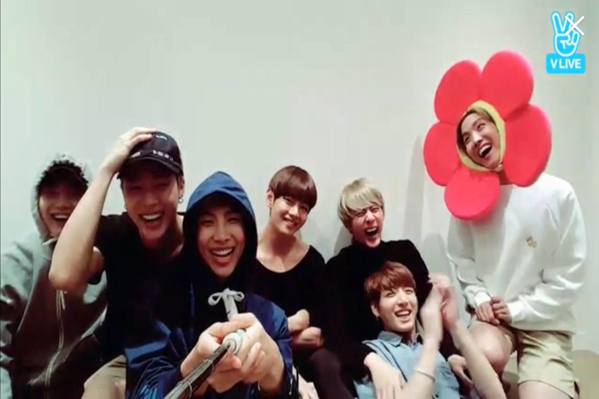 Счастливые bts. Счастливые bts. Счастливые bts. Смешные бтс вместе. Счастливые bts.