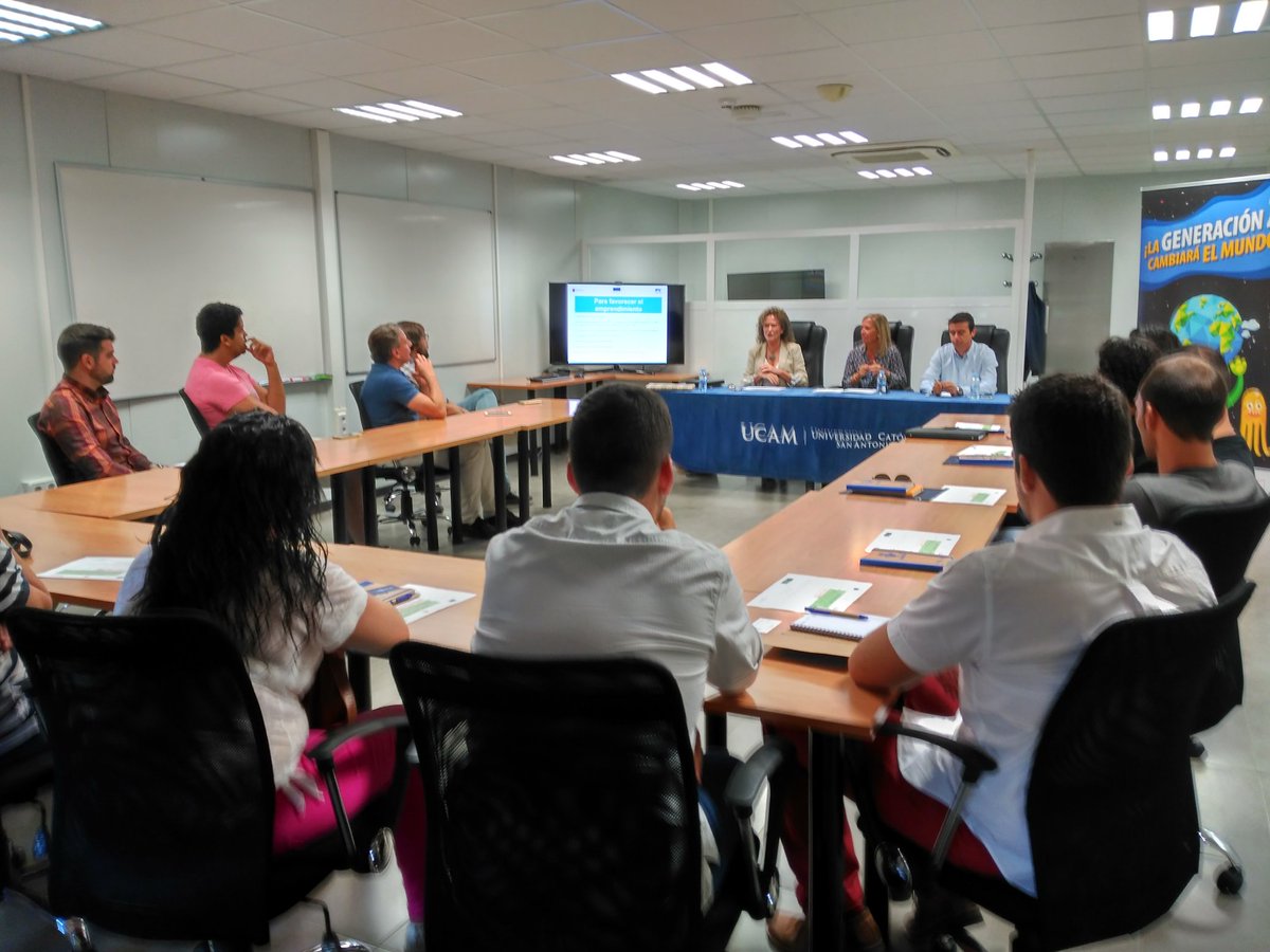 UCAM_ITM's tweet photo. La subdirectora de @sef_carm, M. Ángeles Rodríguez, apoya a los participantes en su nuevo camino hacia el empleo https://t.co/5jFpM8umPP