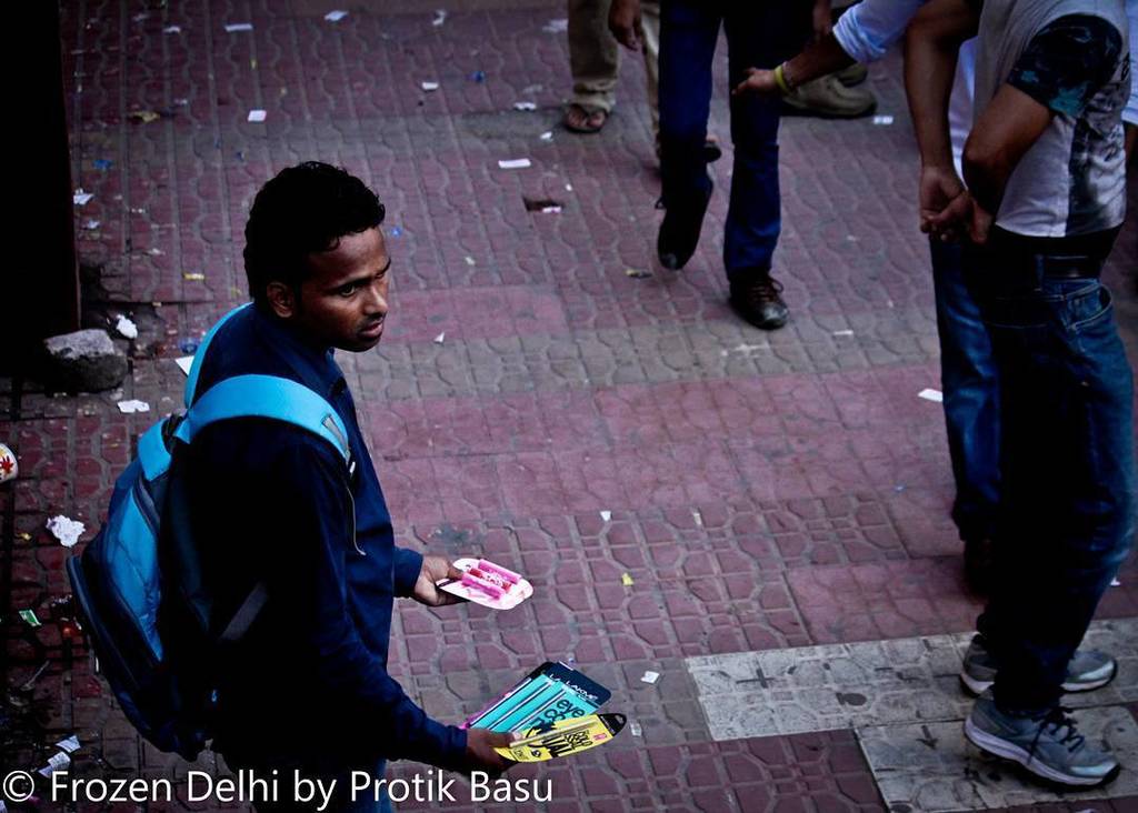 Selling where everyone is selling something.. #frozendelhi #delhi #streetphotography #delh… ift.tt/2cX3aAK