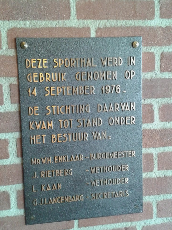 FrankFridrichs's tweet photo. GEFELICITEERD sporthal 't Mossink Holten. Precies 40 jaar!! #holten #rijssen #sport #sporthal Fijne werkplek #TROTS https://t.co/Dg5dDLX3M4