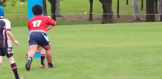 SpheraSports's tweet photo. Nadie, repetimos, NADIE, puede parar a este niño de 9 años en un partido de rugby. BRUTAL https://t.co/p1JoMrXKT7 https://t.co/Kc2AZW7hnM
