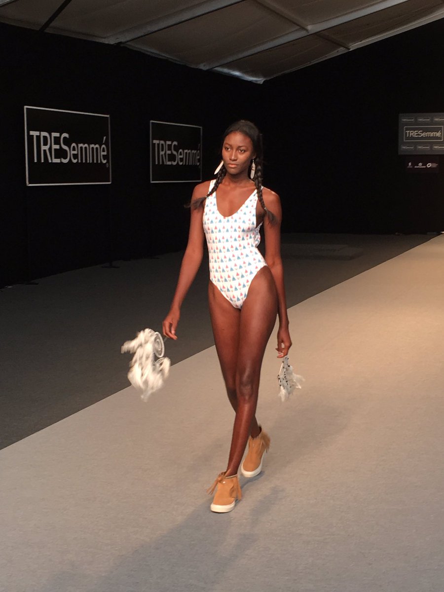 MFSHOWLIVE's tweet photo. Los indios son la inspiración de #Vevas #TRESemméMFShow https://t.co/QatvfhndCQ