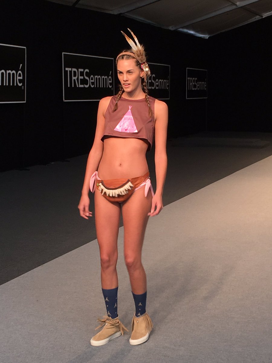 MFSHOWLIVE's tweet photo. Los indios son la inspiración de #Vevas #TRESemméMFShow https://t.co/QatvfhndCQ