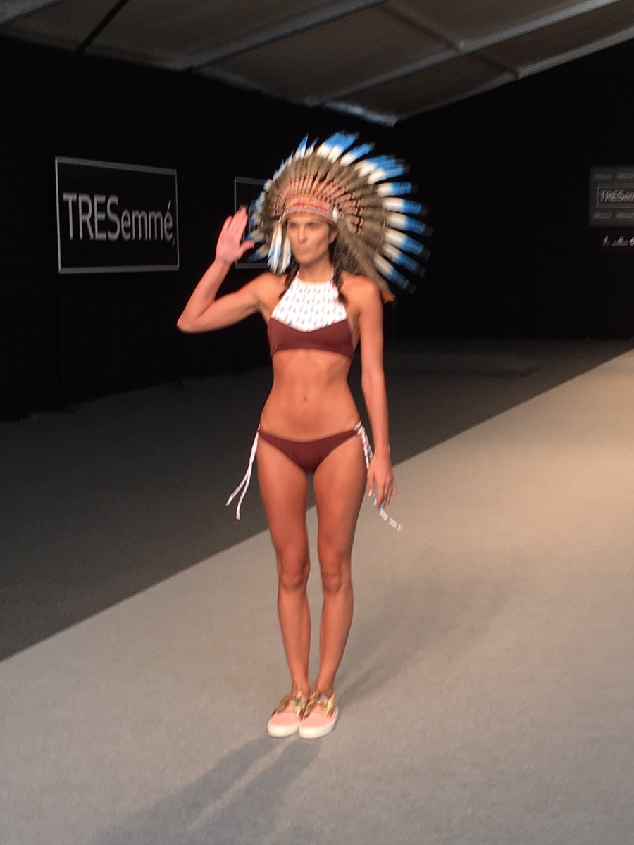 MFSHOWLIVE's tweet photo. Los indios son la inspiración de #Vevas #TRESemméMFShow https://t.co/QatvfhndCQ