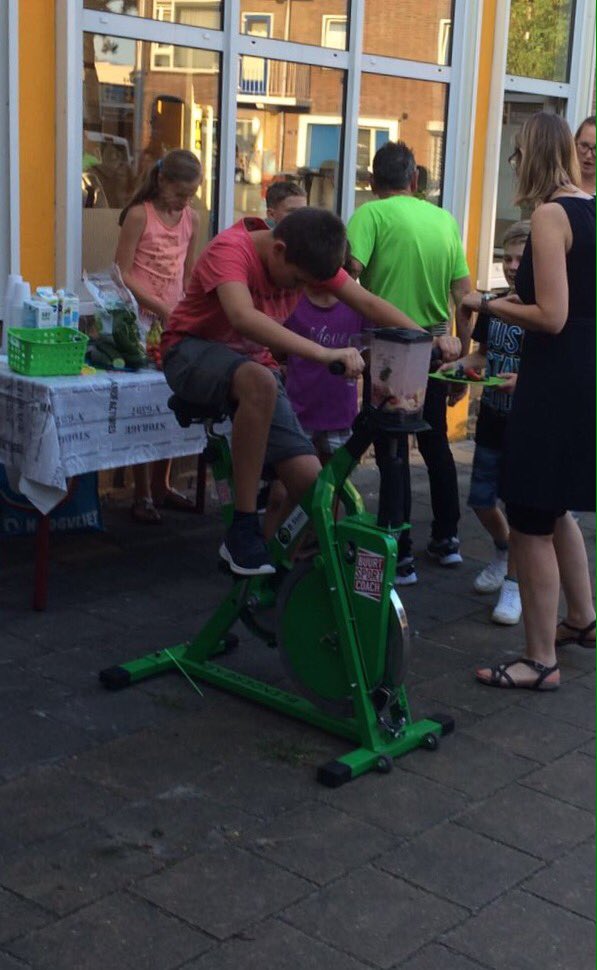 De smoothiefiets van B. Slim&amp;@SRO_Sportcoach was een groot succes! Iedereen weet nu dat wij <a href="/GezondeSchoolNL/">Gezondeschool.nl</a> zijn!