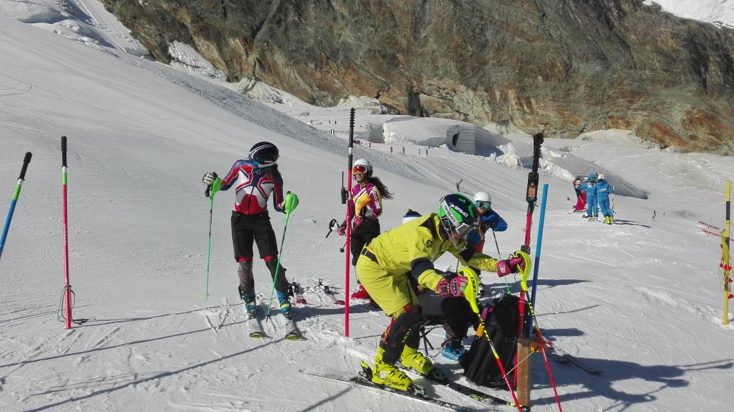 Últim dia de les <a href="/girlscatskiteam/">Girlscatskiteam</a> a @MySaasFee, els nois es queden uns dies més!!! <a href="/fceh_cat/">Federació Catalana Esports d'Hivern</a> <a href="/RFEDInv/">RFEDI • Spainsnow</a> <a href="/diaridelaneu/">Diari de la Neu</a>