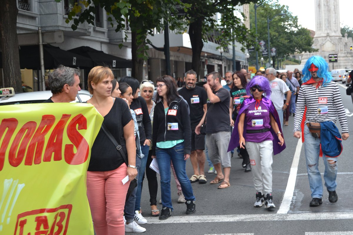 LABsindikatua's tweet image. Superprekarias ante el Gobierno Vasco, protestando contra la #precariedad y los 18 despidos en el @MuseoGuggenheim