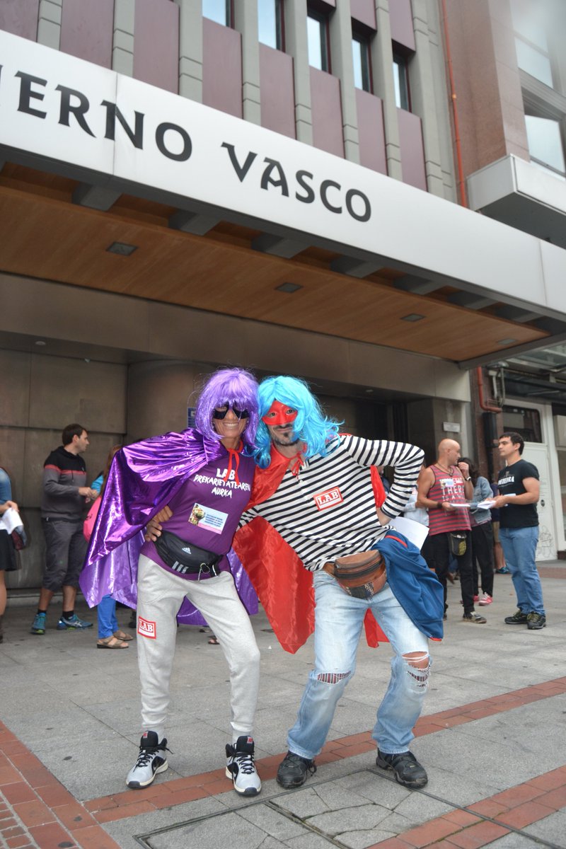 LABsindikatua's tweet image. Superprekarias ante el Gobierno Vasco, protestando contra la #precariedad y los 18 despidos en el @MuseoGuggenheim