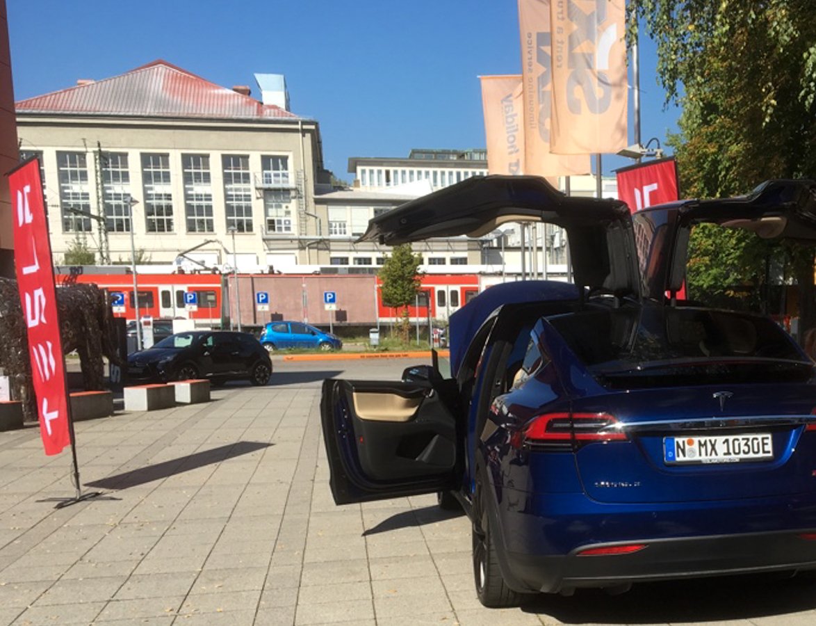 ROCVINLimousine's tweet photo. #ROCVIN_Flotte #Elektromobilität #emobility : visited #eDay @SIXT, discovered #TESLA ModelX: https://t.co/ILBcUub07F https://t.co/01MVXpVHAX