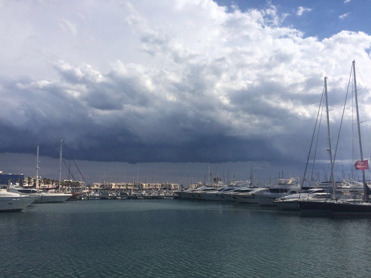 sileske's tweet photo. ¡Y después de meses, por fin vemos nubes en Alicante! @ElTiempo_tve @ELTIEMPO @tiempobrasero https://t.co/WJY9qxsshR