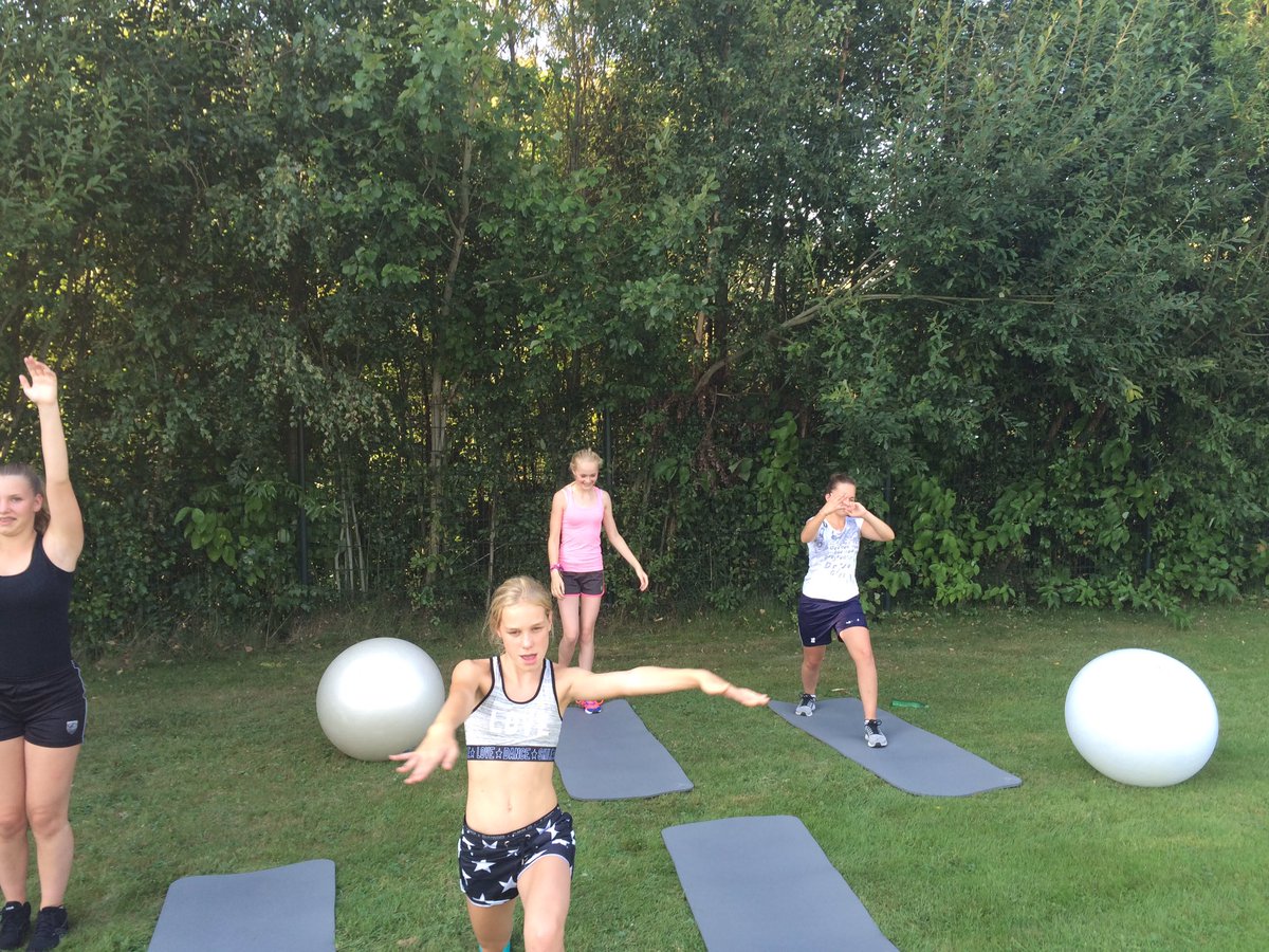 TeamDzpc's tweet photo. Vanmiddag bij de landtraining optimaal gebruik gemaakt van het mooie weer. #dzpc https://t.co/PiFjjbH07j