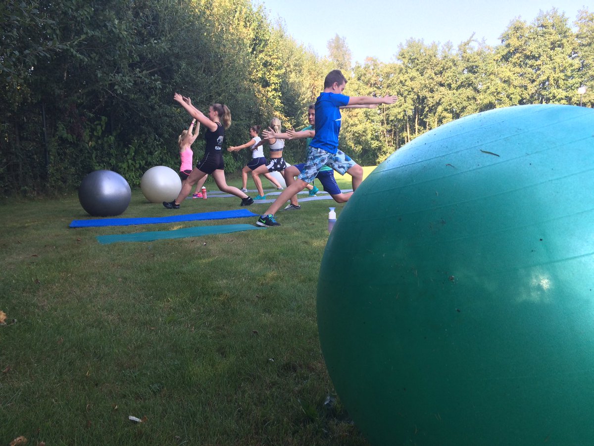 TeamDzpc's tweet photo. Vanmiddag bij de landtraining optimaal gebruik gemaakt van het mooie weer. #dzpc https://t.co/PiFjjbH07j