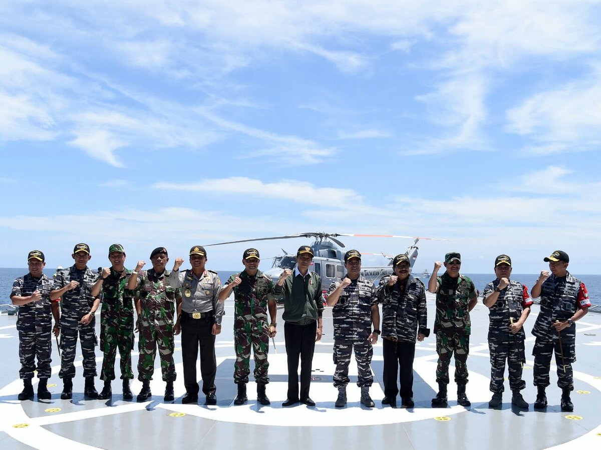 jokowi's tweet image. Membanggakan kemampuan prajurit TNI AL. Suatu hari nanti kita harus mandiri memproduksi senjata strategis -Jkw