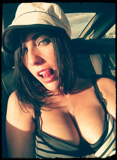 💞💋 En route mes ch&eacute;ris ! 💋💞 #LetsGoParis #Tournage pour @TonyCarreraxxx 🔞🔞 https://t.co/b1AO9Ms6Ng<a href="/tag/letsgoparis"class="tags">#LetsGoParis</a><a href="/tag/tournage"class="tags">#Tournage</a>