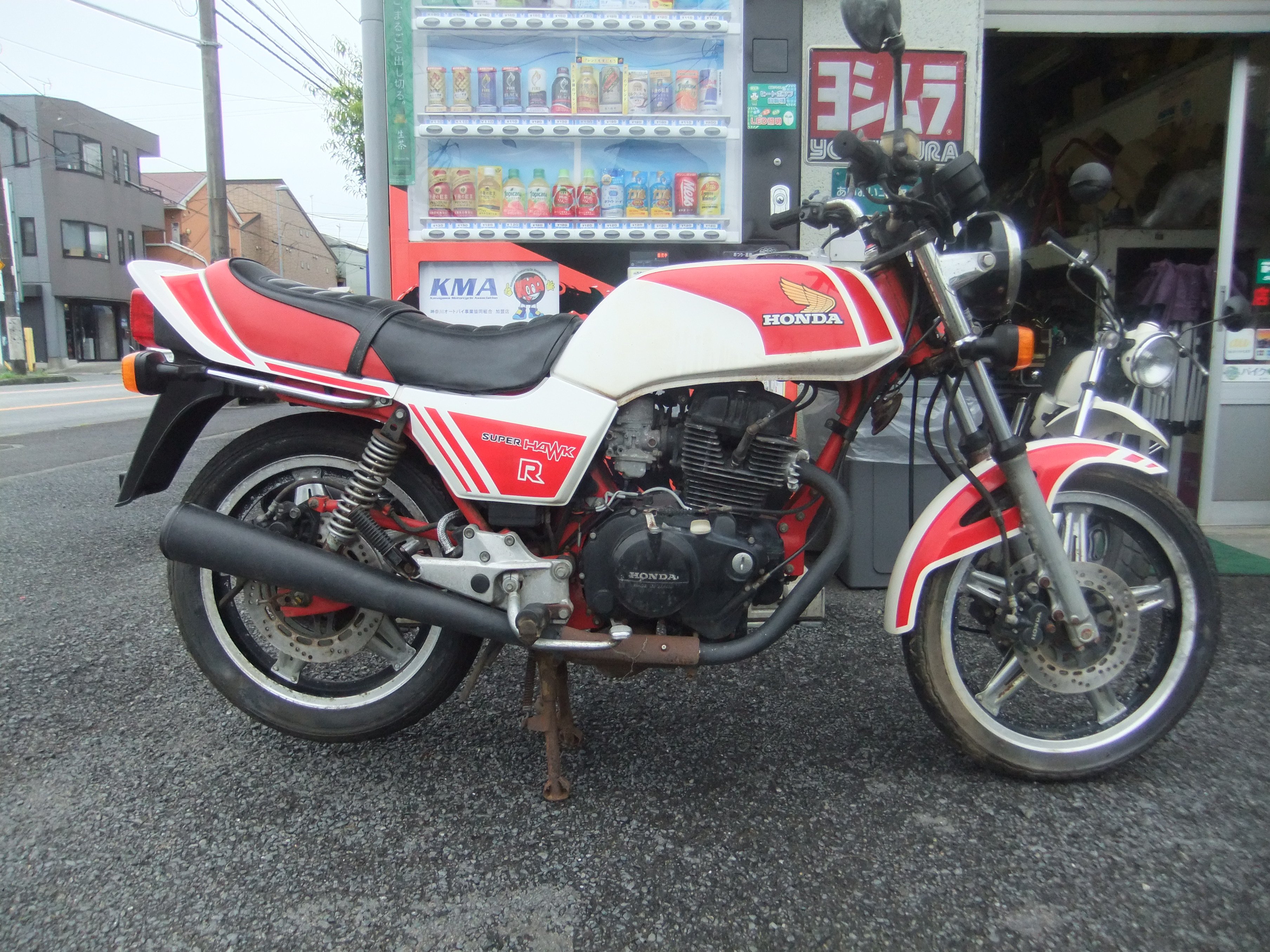 中央林間バイクショップ ブーメランワン ホンダらしい赤白のデザインスーパーホーク２５０rなんとコムスターがメッキしてる部分があるんです 当店になぜか入荷しました T Co 8e3x7i7pfp Twitter