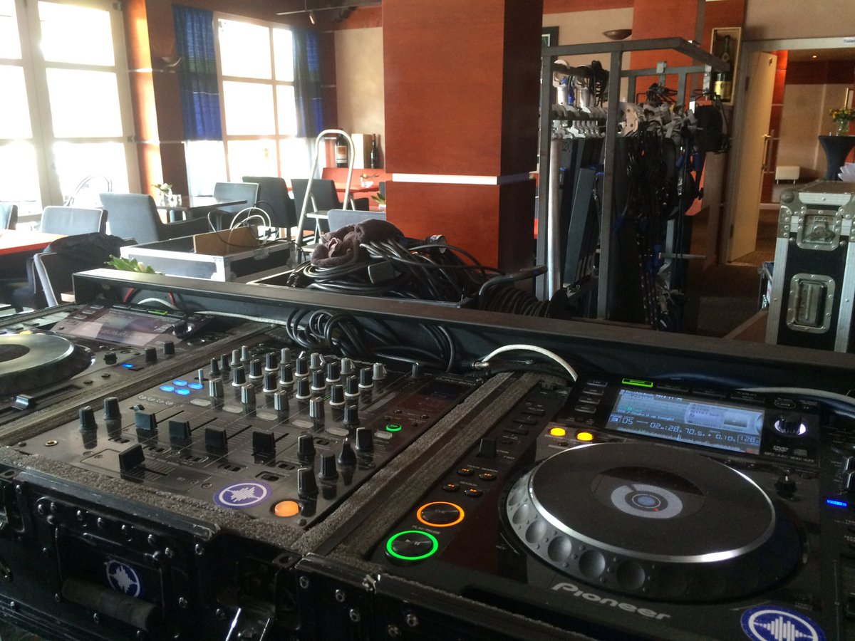 Voorbereiding voor @fashionDinnerShow ism <a href="/TerHaarMode/">TerHaarMode</a> en MooiBijKarin