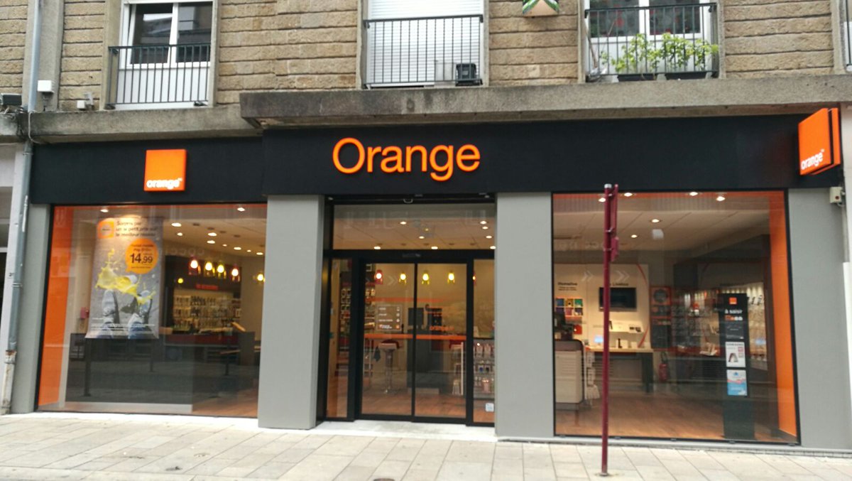 OrangeStoreOff's tweet photo. Nouvelle équipe #TousLesSouriresGDT en direct de Vire ! Une 77ème réouverture qu'on accueille avec le sourire 😄 https://t.co/q14dsHc6Q5