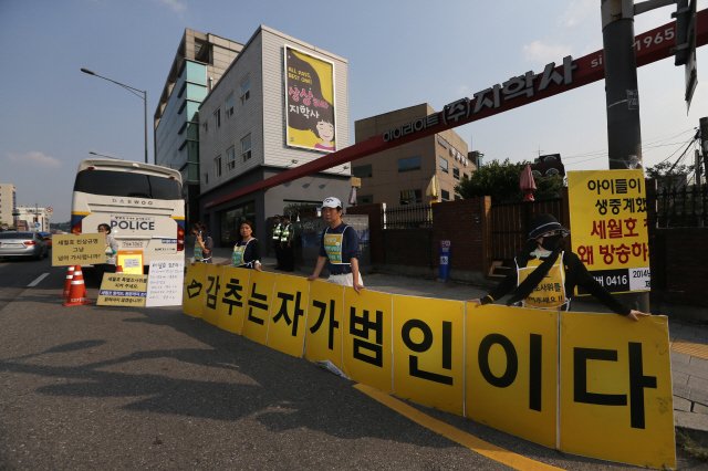 세월호 수색에 동원된 언딘의 '리베로호'가 참사 일주일이 지나고서야 비로소 투입된 이유.
‘언딘 특혜 의혹’을 보여줄 수사기록을 단독 입수했다.
h21.hani.co.kr/arti/society/s…