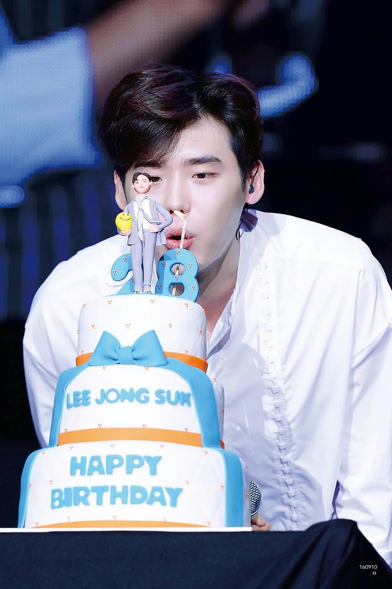 TheDramaKorea's tweet photo. 14 September 2016 : Ulangtahun Lee Jong Suk ke-27 &amp; episode terakhir "W". https://t.co/LcwXW41RrK