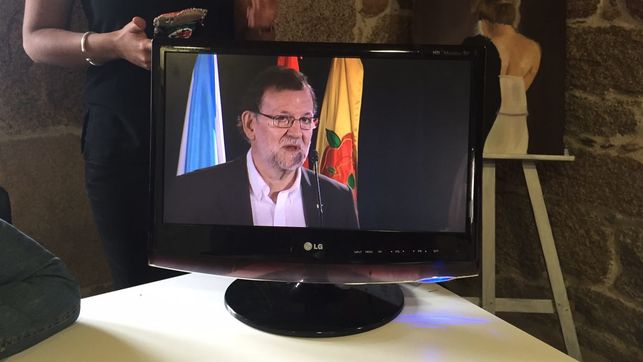 carballo's tweet photo. Si amigos si, @marianorajoy lo ha vuelto a hacer para evitar preguntas sobre @ritabarbera... #PlasmaMan https://t.co/tIoiOCXx6o