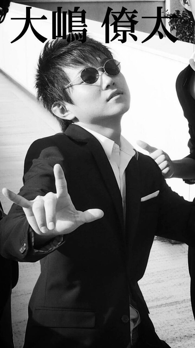 ashn_nsd3's tweet photo. メンバー紹介
大嶋僚太

コーラが世界一似合う男。
写真映りはレベルが違う。歌唱力は財閥一で、有志を２つ掛け持つ超人だ。ラグビーで鍛えた肉体は今も衰えず、足の速さはトップクラスだ。なんでもこなす彼はどんな活躍を見せてくれるのか… https://t.co/cpr7g4IyTp