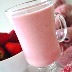 PuddingPieleam's tweet photo. Lots of strawberries left over from the food festival, so made some healthy smoothies for the kids! #smoothie https://t.co/nbkUgJ1Cxs