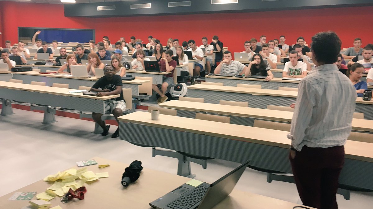 ThomasGabelle's tweet image. Petit pitch à @isentoulon pour parler startup et innovation en hackathon ! RDV au #hackgrdf en oct! Merci @legui :)