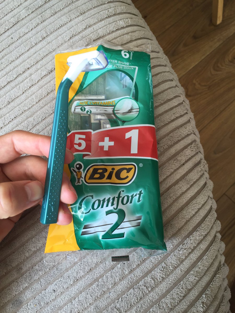 DavidShedden's tweet photo. Aye mum just get me a pack of they bic pens for uni👍🏻 made a right cunt of myself whipping these out in a lecture https://t.co/ivsLbpy4ER