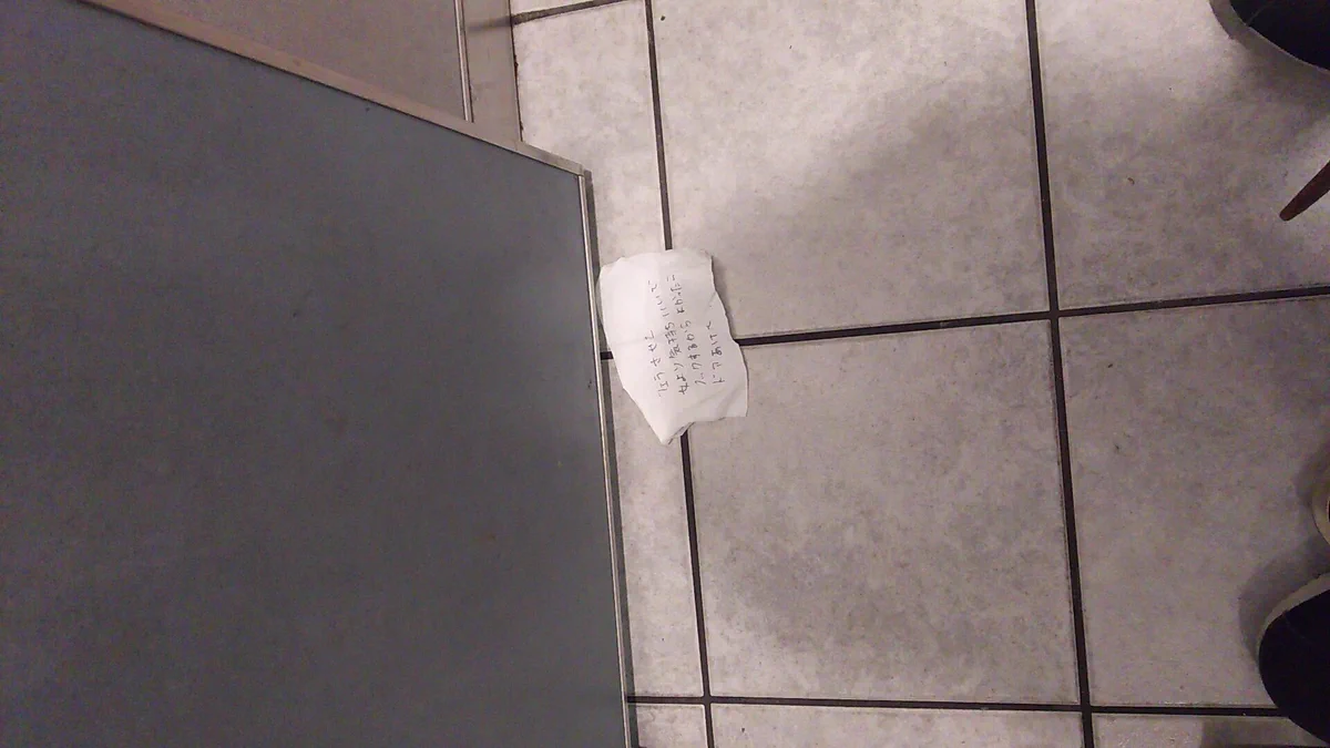 梅田でトイレをしてたら、上からこんな手紙が降って来た...大阪怖すぎるわwww