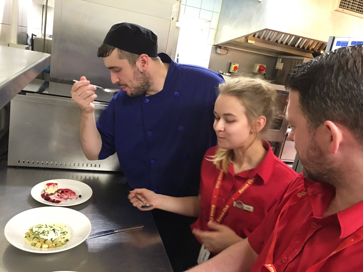 ChrisBurnham89's tweet photo. @teamdunelm enjoying some of the dishes from our new menu 🍔🍰🍽🍴 @SpencerGraydon  @Jimbentley10 https://t.co/hZGYzzQ0mD