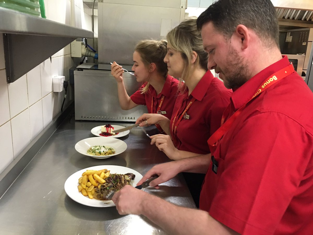 ChrisBurnham89's tweet photo. @teamdunelm enjoying some of the dishes from our new menu 🍔🍰🍽🍴 @SpencerGraydon  @Jimbentley10 https://t.co/hZGYzzQ0mD