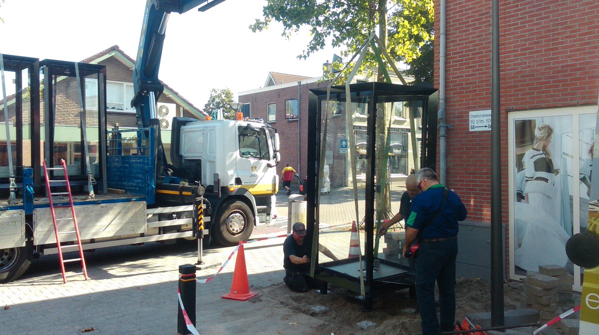 De kunstvitrines <a href="/gem_nunspeet/">Gemeente Nunspeet</a> worden vandaag geplaatst door de mannen van Jan Kuipers <a href="/kuipersnunspeet/">JanKuipersNunspeet</a> <a href="/vvvnunspeet/">nunspeetuitdekunst</a>